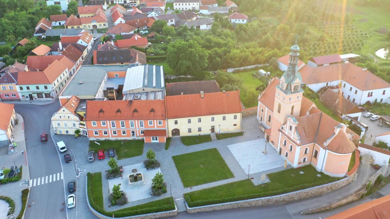 Hotel Pod Strazi Lhenice Buitenkant foto