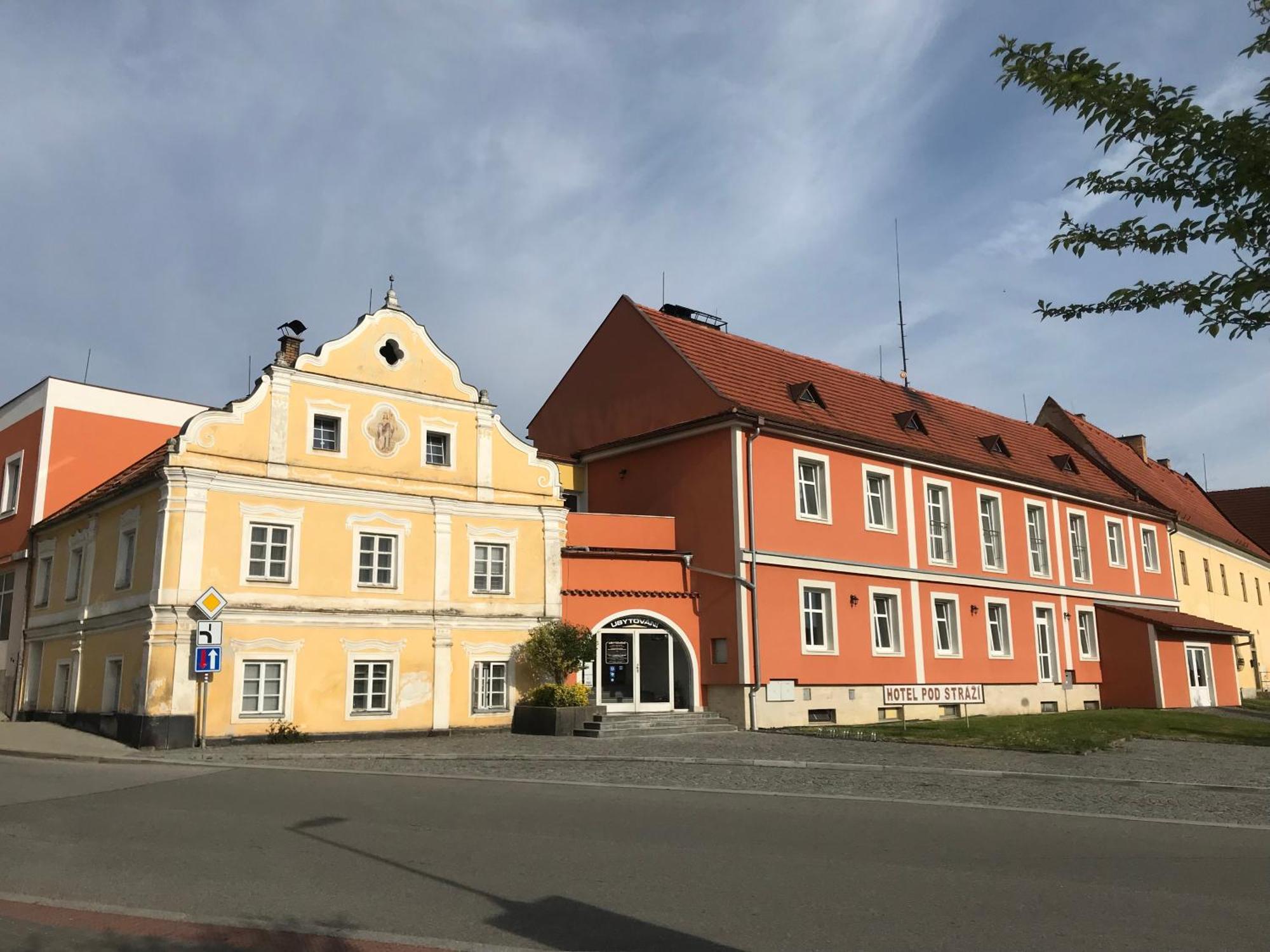 Hotel Pod Strazi Lhenice Buitenkant foto